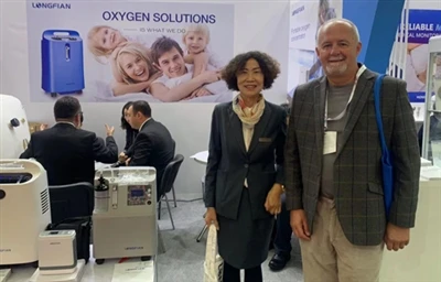 Le Longfian blüht im Salon MEDICA in Düsseldorf
